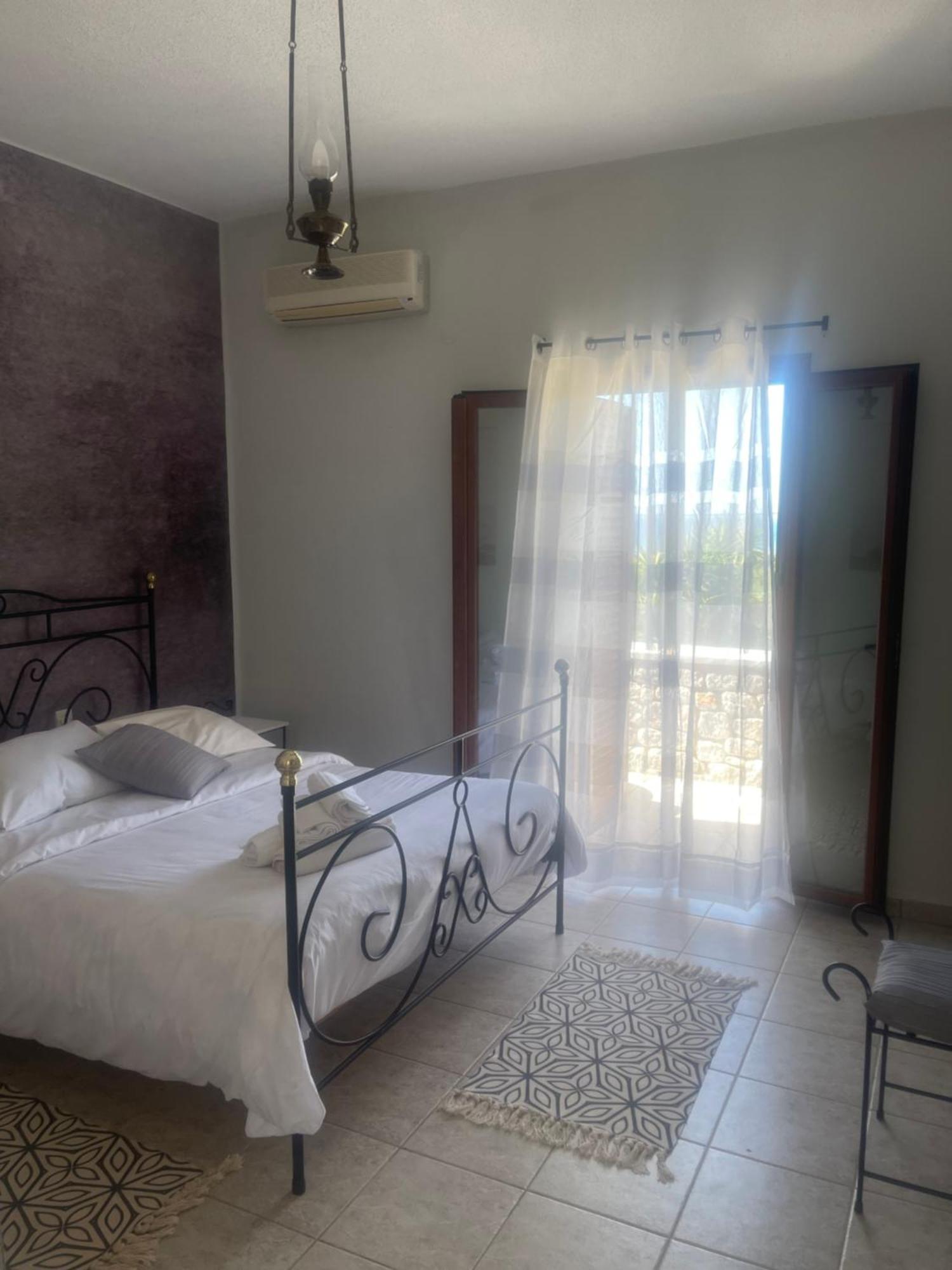 Lithos By The Sea Bed & Breakfast Neo Oitilo Bagian luar foto