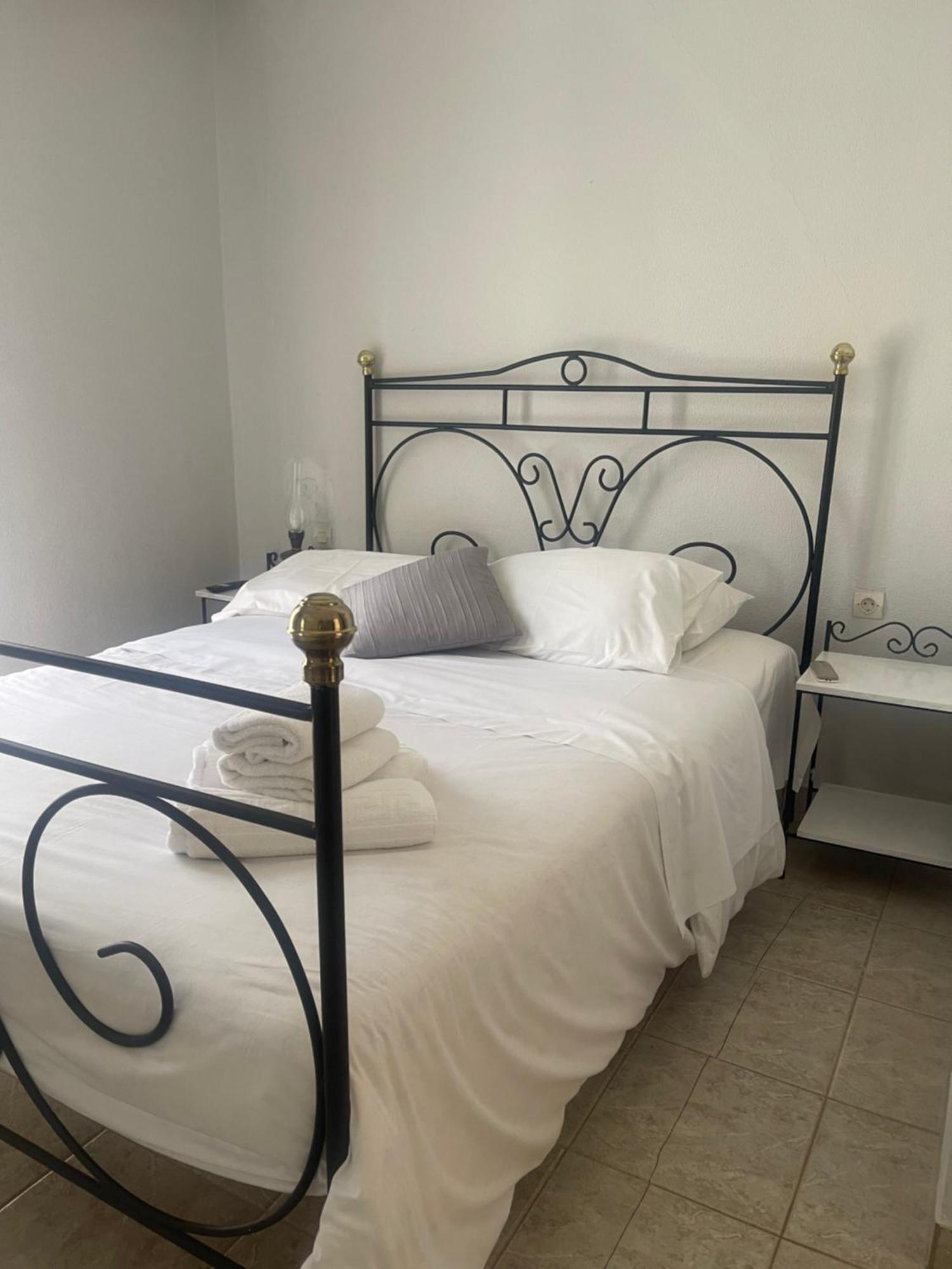 Lithos By The Sea Bed & Breakfast Neo Oitilo Bagian luar foto