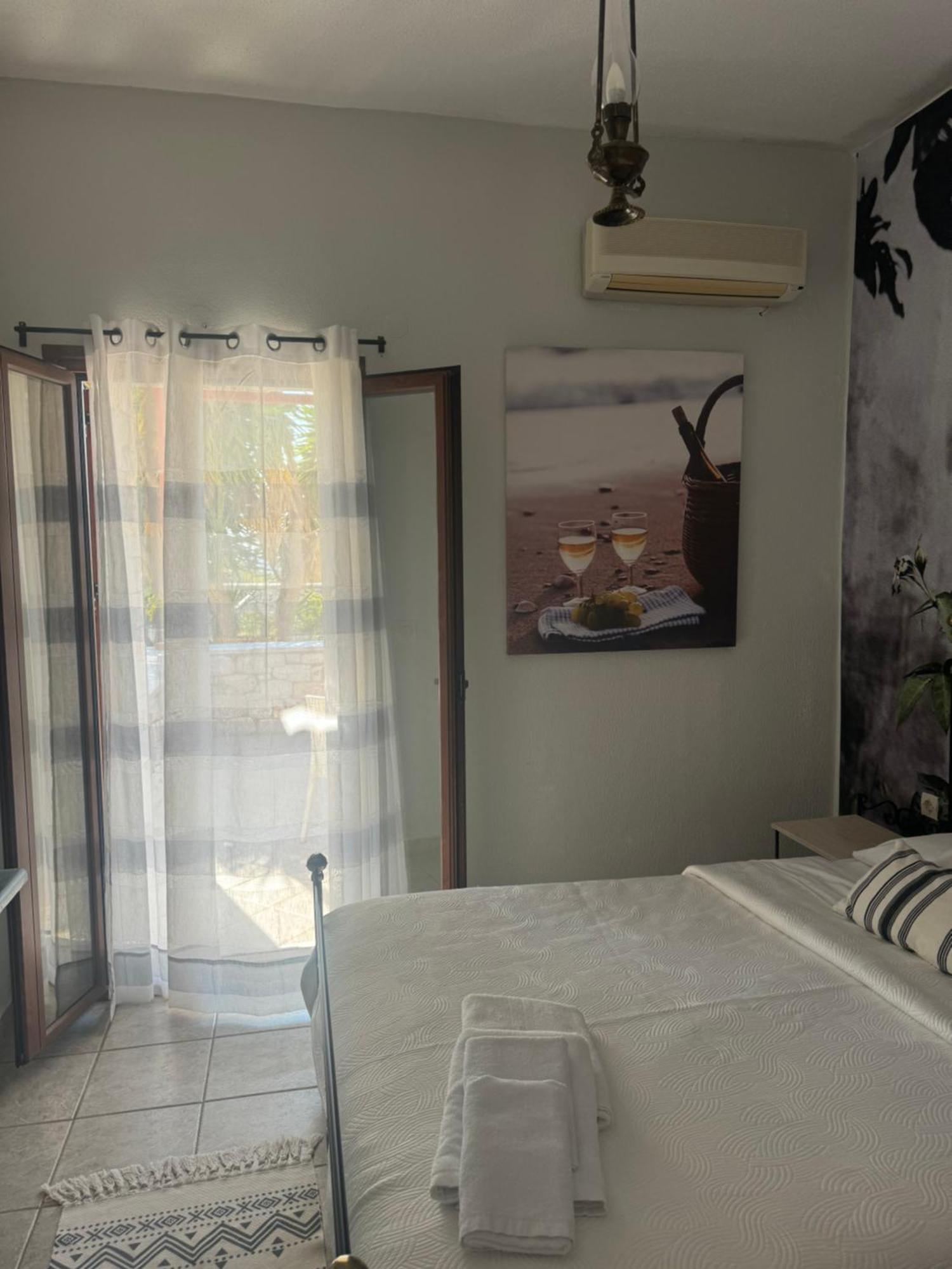 Lithos By The Sea Bed & Breakfast Neo Oitilo Bagian luar foto